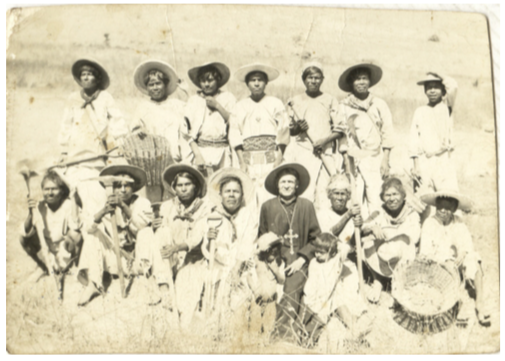 Imagen 5. El padre Isabel Miramontes y jefes de familia de Guadalupe Ocotán durante una faena (ca. 1952)
