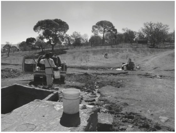 Imagen 10. Uso de camionetas, tinacos y cubetas para el acarreo de agua en San Andrés Cohamiata