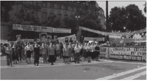 Iconografía de las asociaciones de familias: retratos de carnet, siluetas, marcha en la Plaza de Mayo